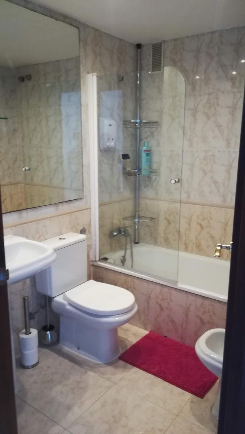 Shower, Toilet, Bath, bidet, towels