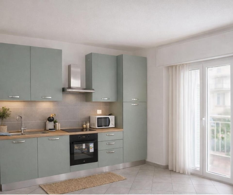 Coffee/tea facilities, oven, stove
