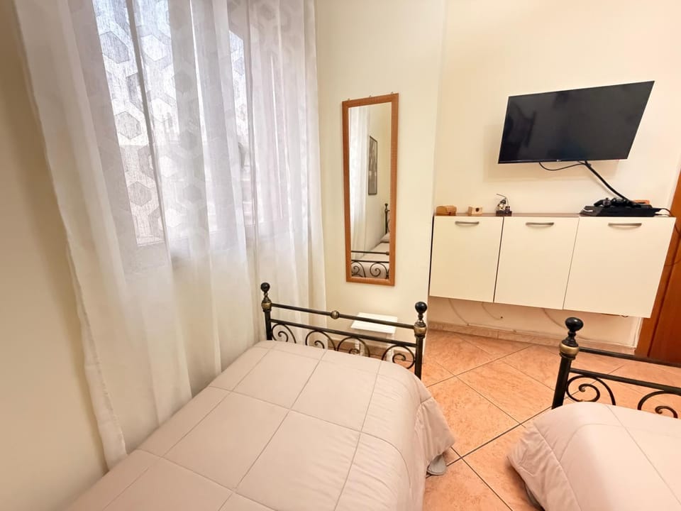 Bed, TV and multimedia, Photo of the whole room, Bedroom