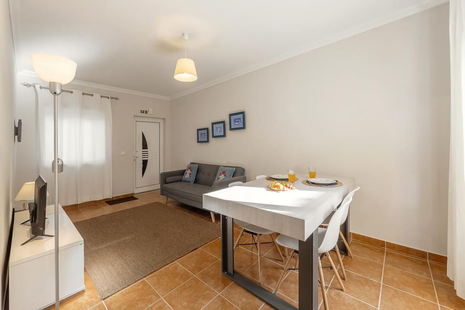 TV and multimedia, Seating area, Dining area