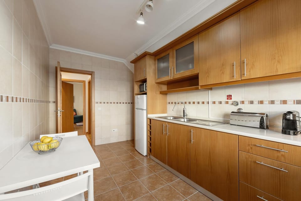 Coffee/tea facilities, Kitchen or kitchenette, stove, toaster