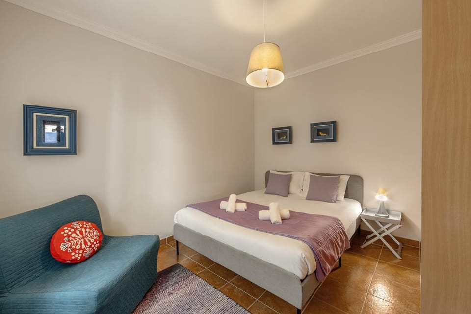 Bed, Bedroom, towels