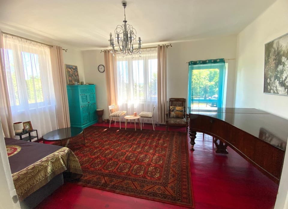 Bed, Living room