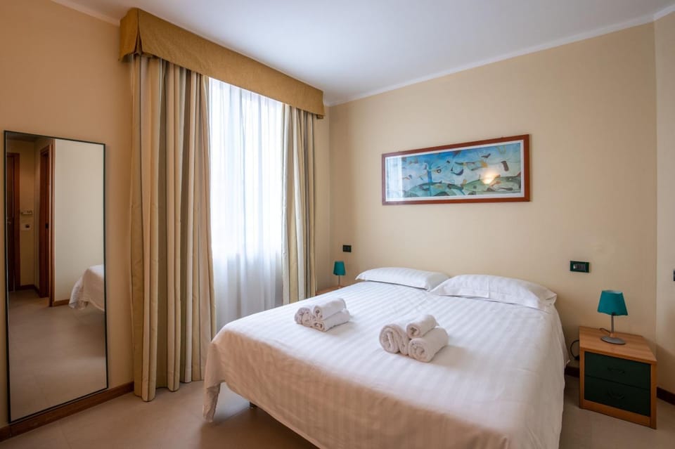 Bed, Bedroom, towels