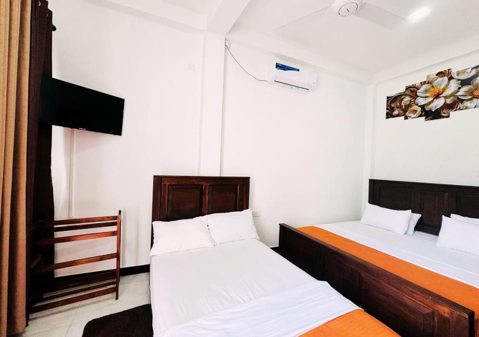 Bed, TV and multimedia, Decorative detail, Bedroom