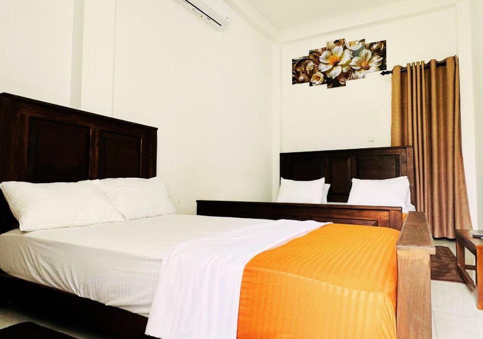 Bed, Photo of the whole room, Decorative detail, Bedroom, air conditioner
