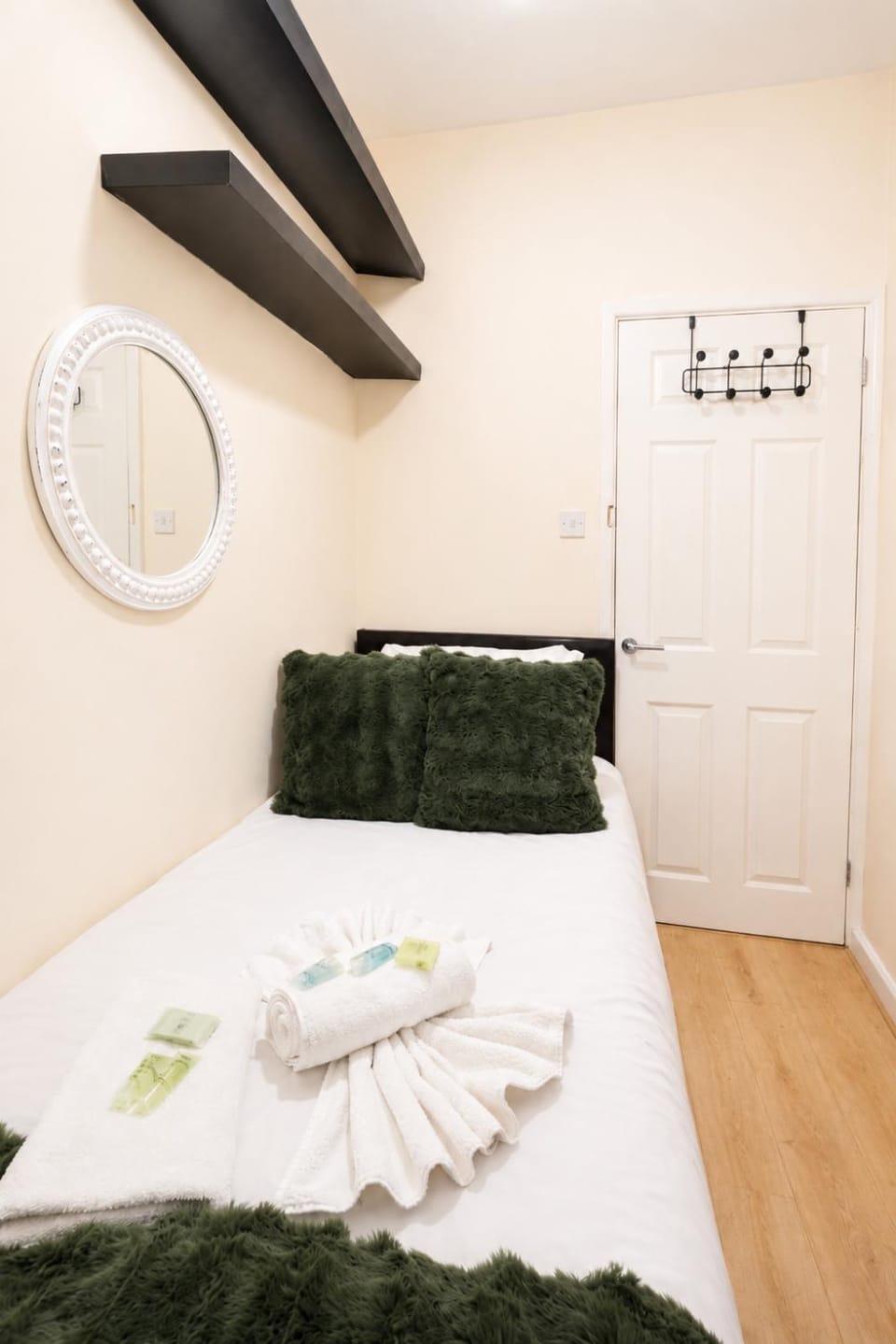 Bed, Decorative detail, Bedroom, towels