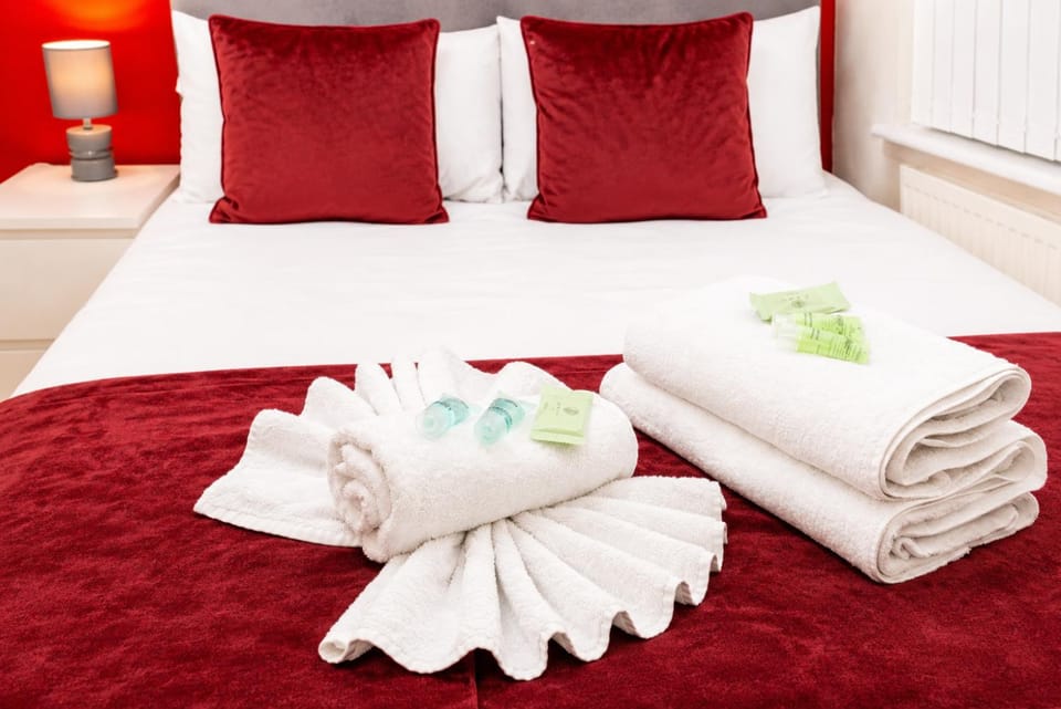 Bed, Bedroom, towels