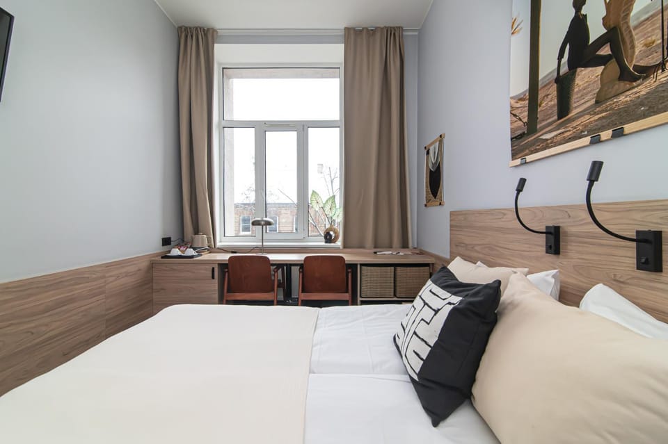 Bed, TV and multimedia, Living room, Photo of the whole room, Seating area, Bedroom