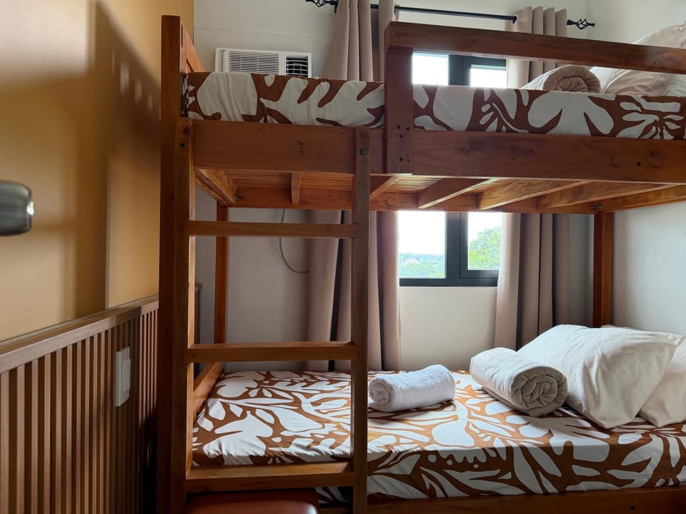 Bedroom, bunk bed