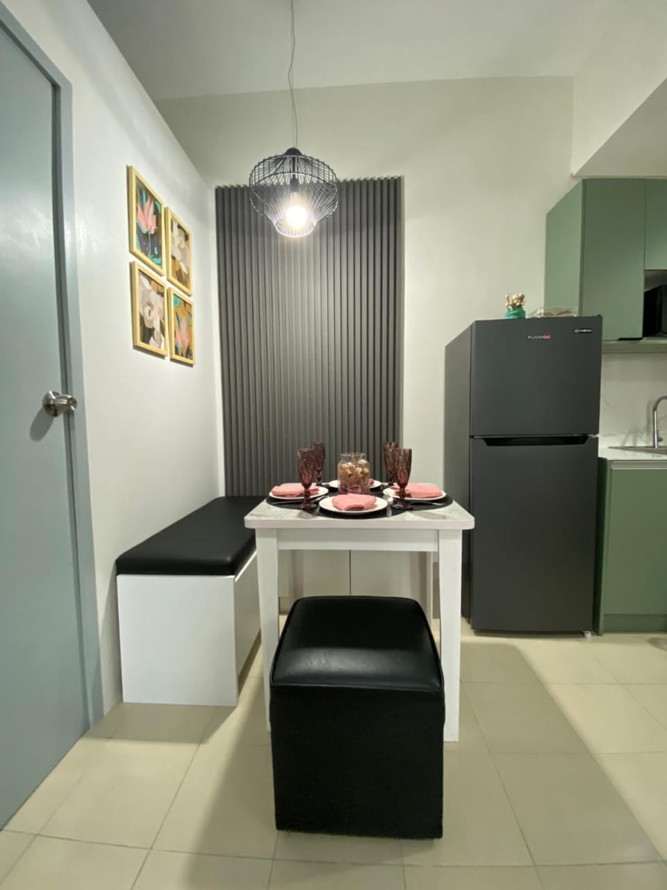 Kitchen or kitchenette, Dining area