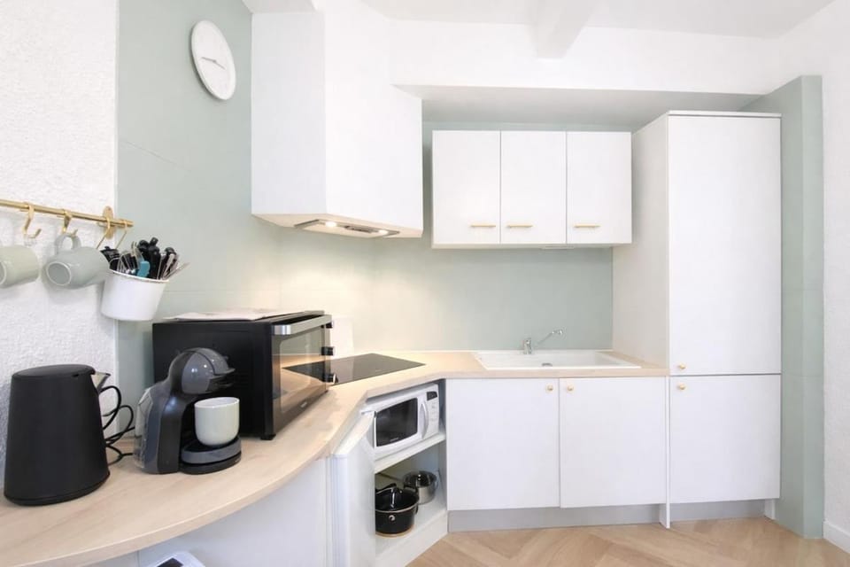 Coffee/tea facilities, Kitchen or kitchenette, stove, toaster