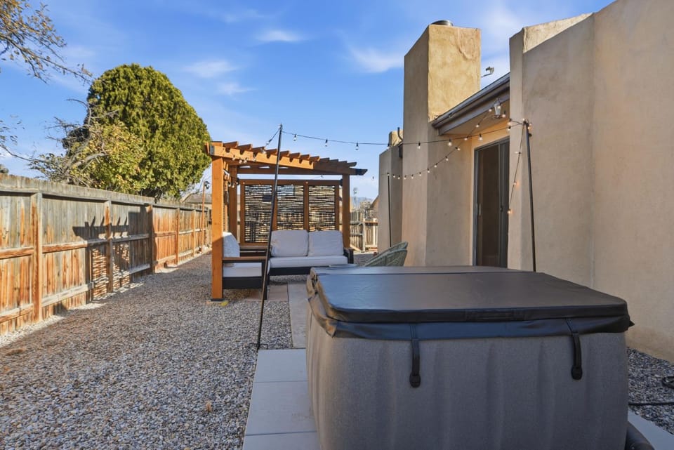 Albuquerque Escape - Hot Tub Atrium home House in Albuquerque