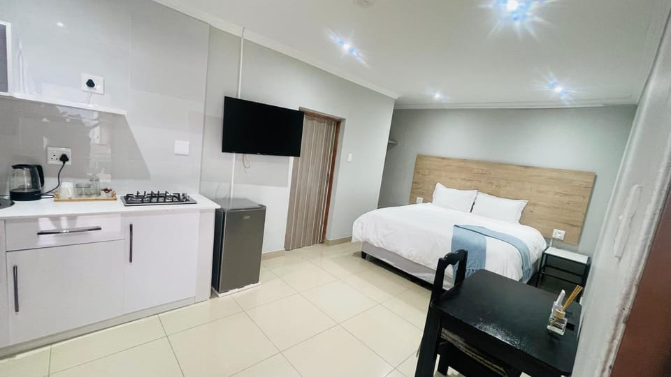 Bed, TV and multimedia, Kitchen or kitchenette, Photo of the whole room, Bedroom, minibar, oven