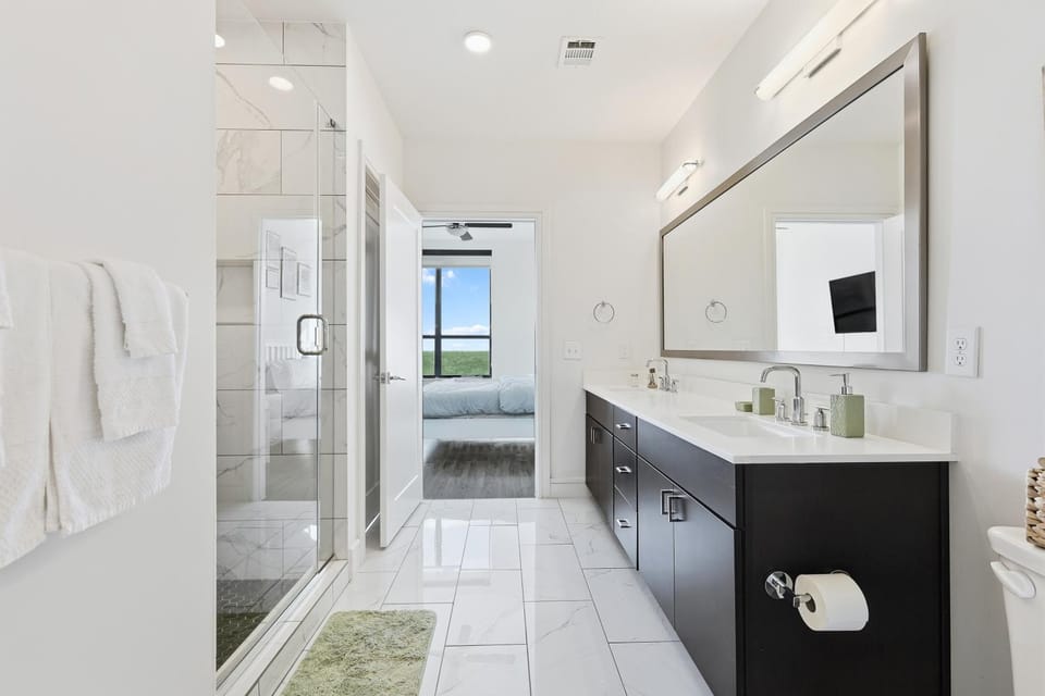 Skyline LUXE - Garage, Pool & Gym Apartment in Houston
