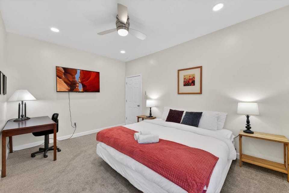 Spacious Indy Retreat - Entire Duplex Near Downtown House in Indianapolis