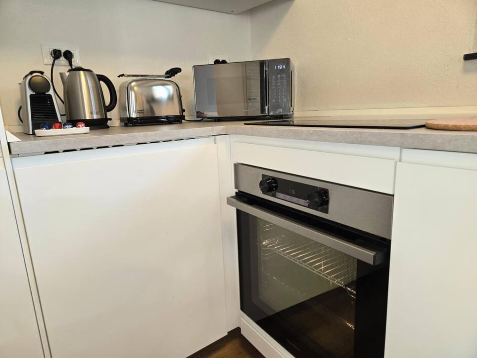 Coffee/tea facilities, Kitchen or kitchenette, oven, stove, toaster
