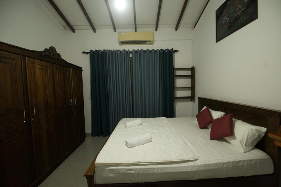 Bed, Photo of the whole room, Bedroom, towels, air conditioner