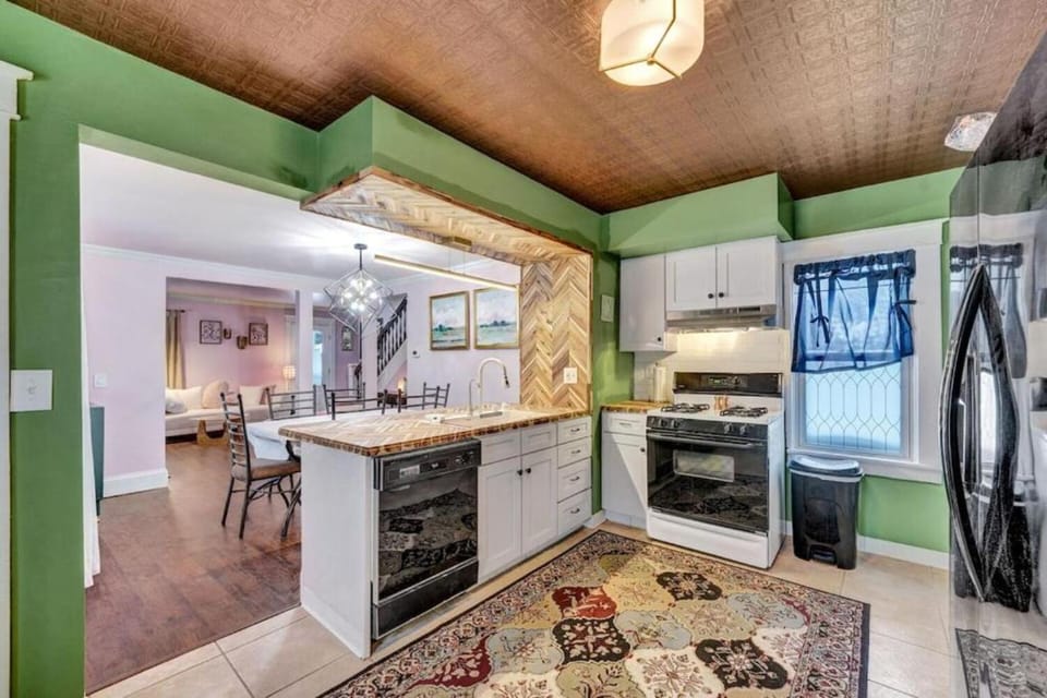 Kitchen or kitchenette, Dining area, oven, pet friendly, stove