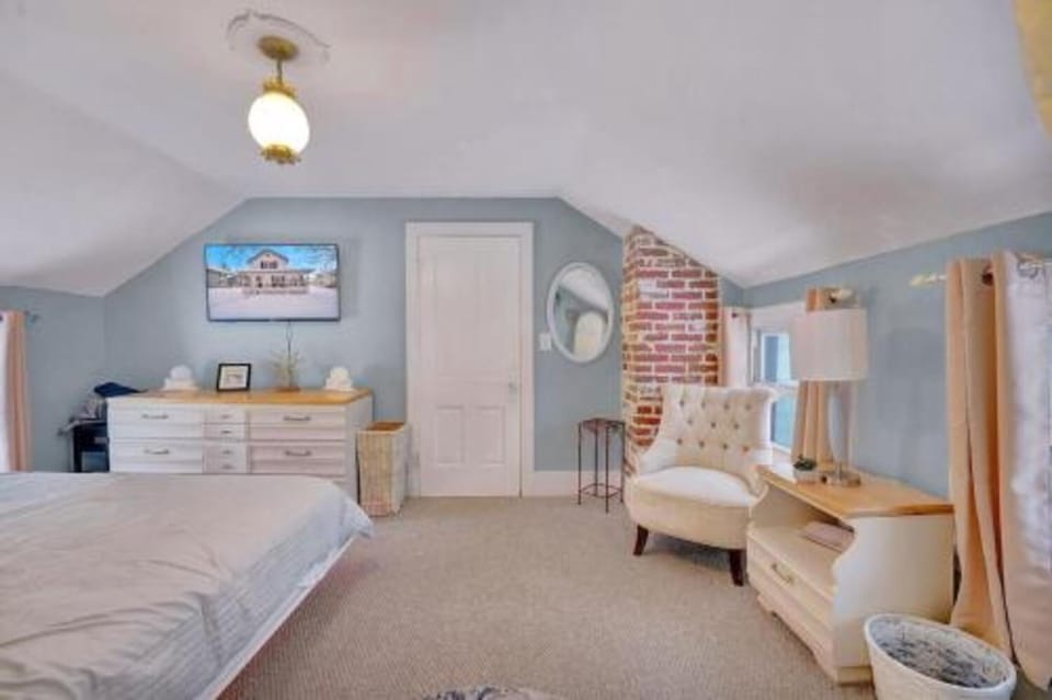 Bed, People, People, TV and multimedia, Photo of the whole room, Decorative detail, Decorative detail, Seating area, Evening entertainment, Bedroom, children, children, internet, internet