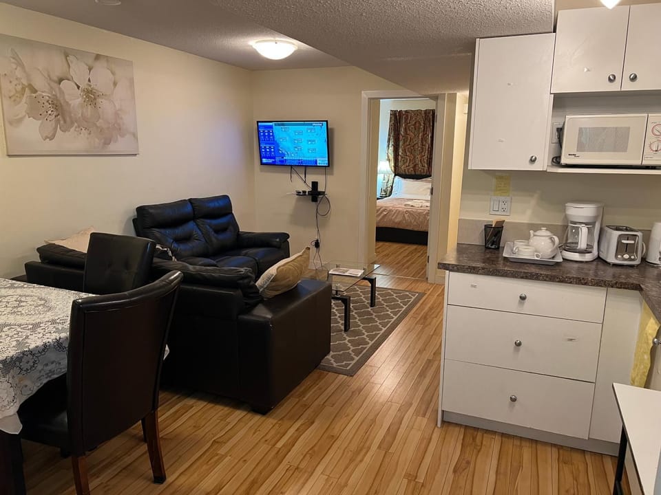 Modern 2 BR Vacation Home Near West Edmonton Mall House in Edmonton