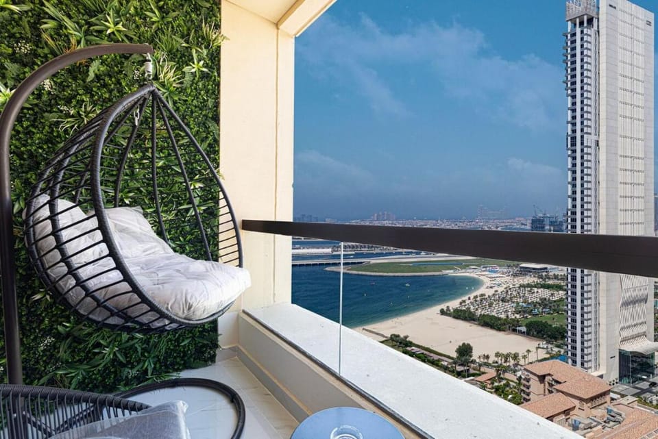 Beachfront Spacious Apartment with Sea & Palm Views Apartment in Dubai