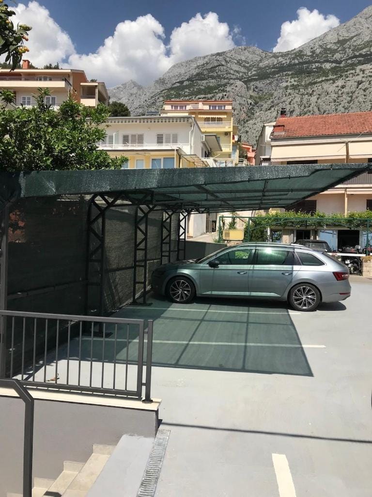 Villa sa 2 spavace sobe, bazenom i parkingom Apartment in Makarska