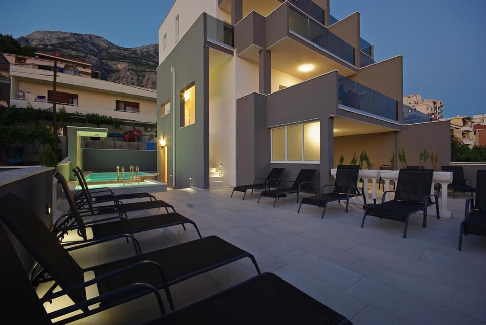 Villa sa 2 spavace sobe, bazenom i parkingom Apartment in Makarska