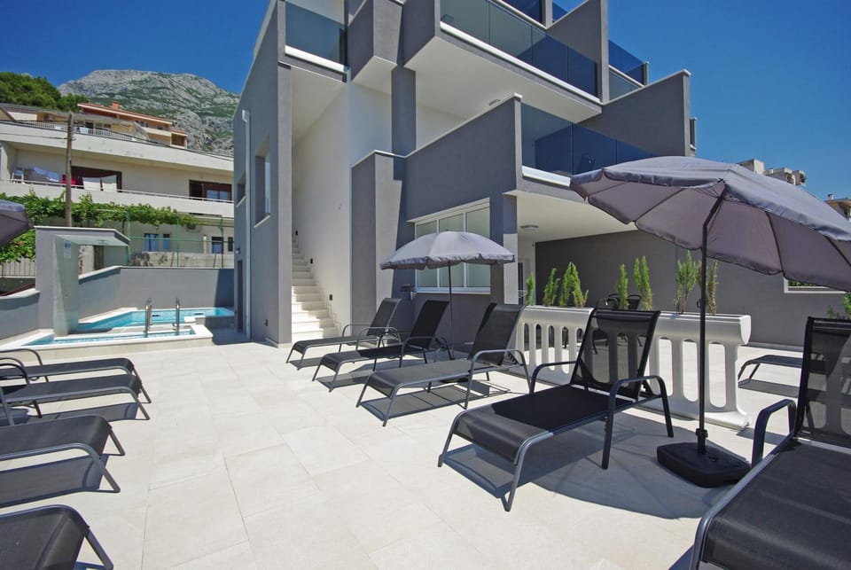 Villa sa 2 spavace sobe, bazenom i parkingom Apartment in Makarska