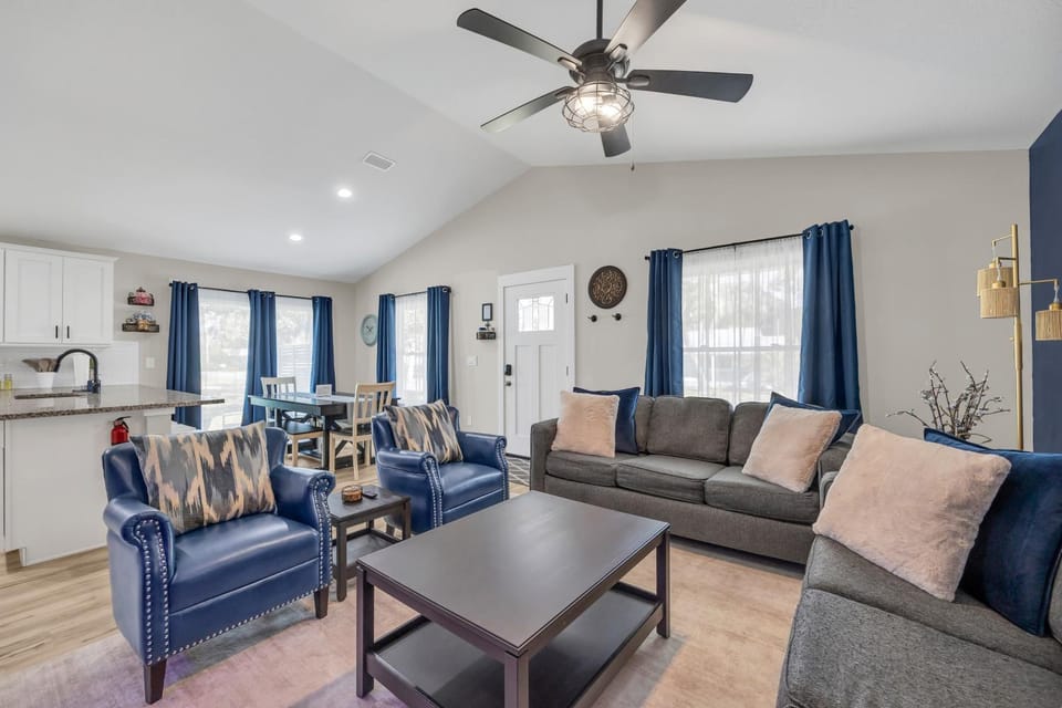 Coastal Getaway with Fire Pit and Games - Pet Friendly House in Florida