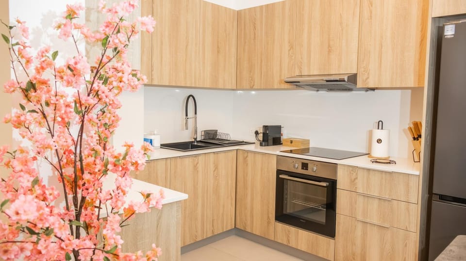 Coffee/tea facilities, Kitchen or kitchenette, oven, stove