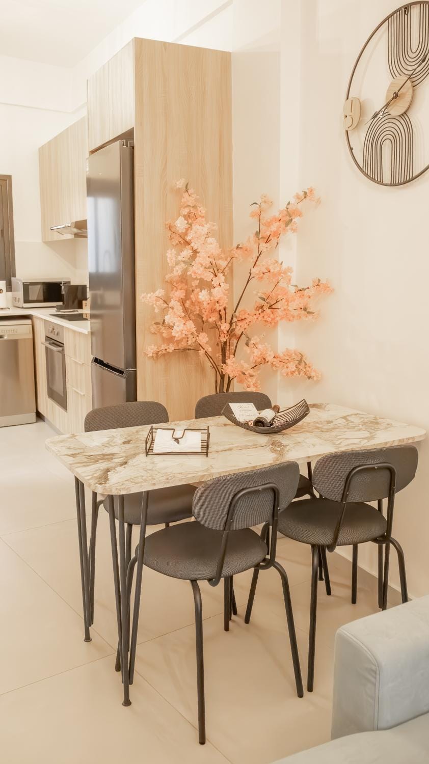 Kitchen or kitchenette, Dining area