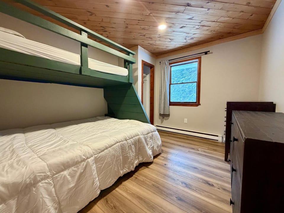 Family and friend friendly upper ski cabin with bunks, sleeps 8 Cabin in Mendon