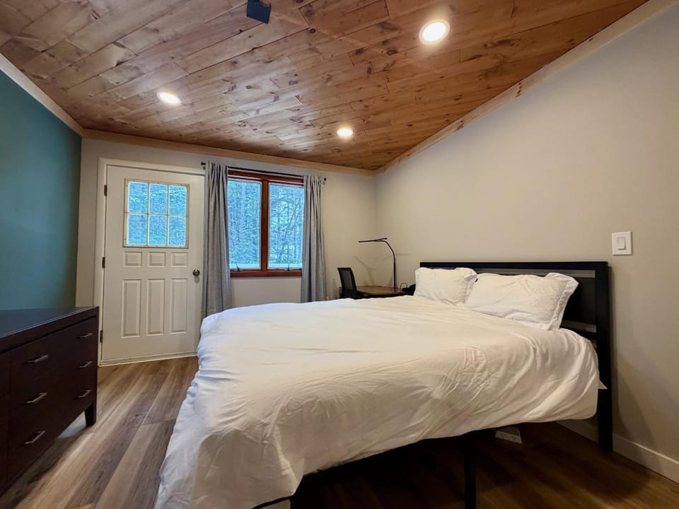 Family and friend friendly upper ski cabin with bunks, sleeps 8 Cabin in Mendon