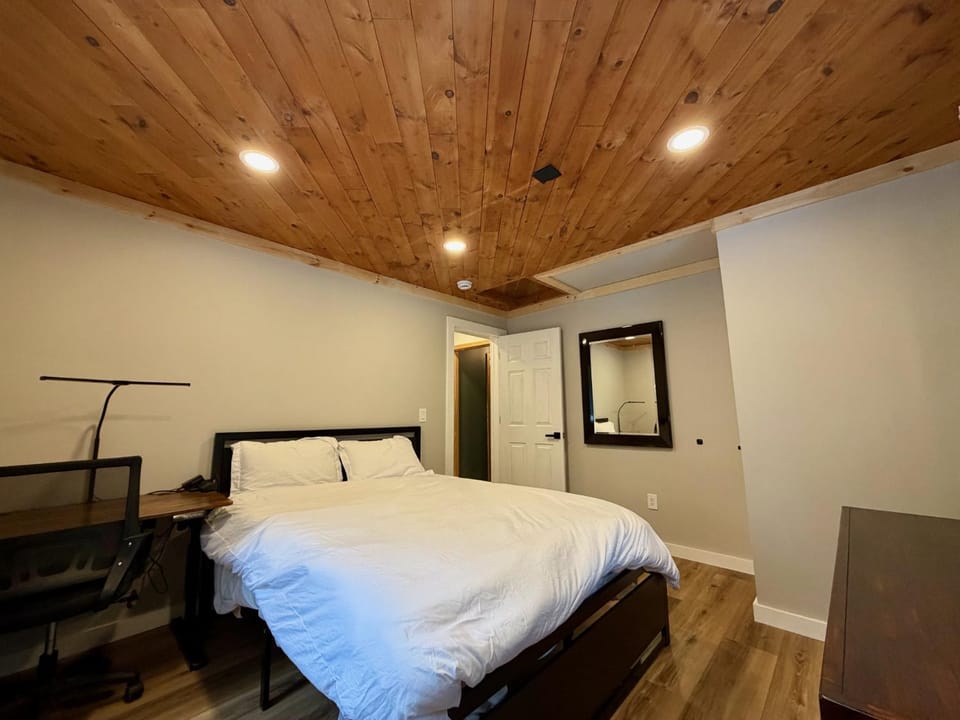 Family and friend friendly upper ski cabin with bunks, sleeps 8 Cabin in Mendon