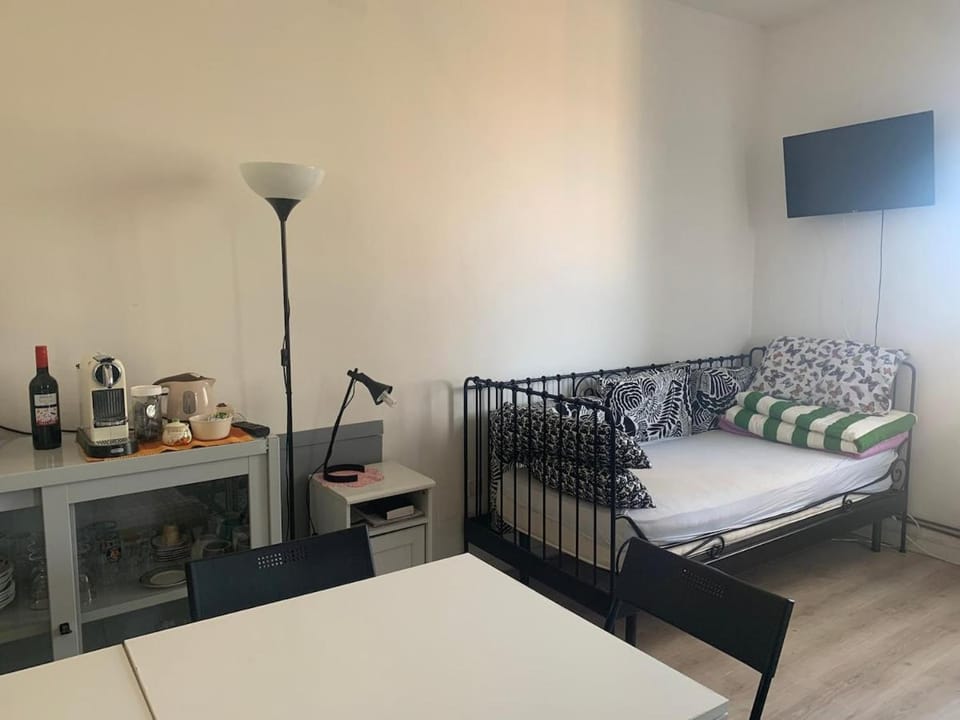 Bed, TV and multimedia, Living room, Seating area, Dining area