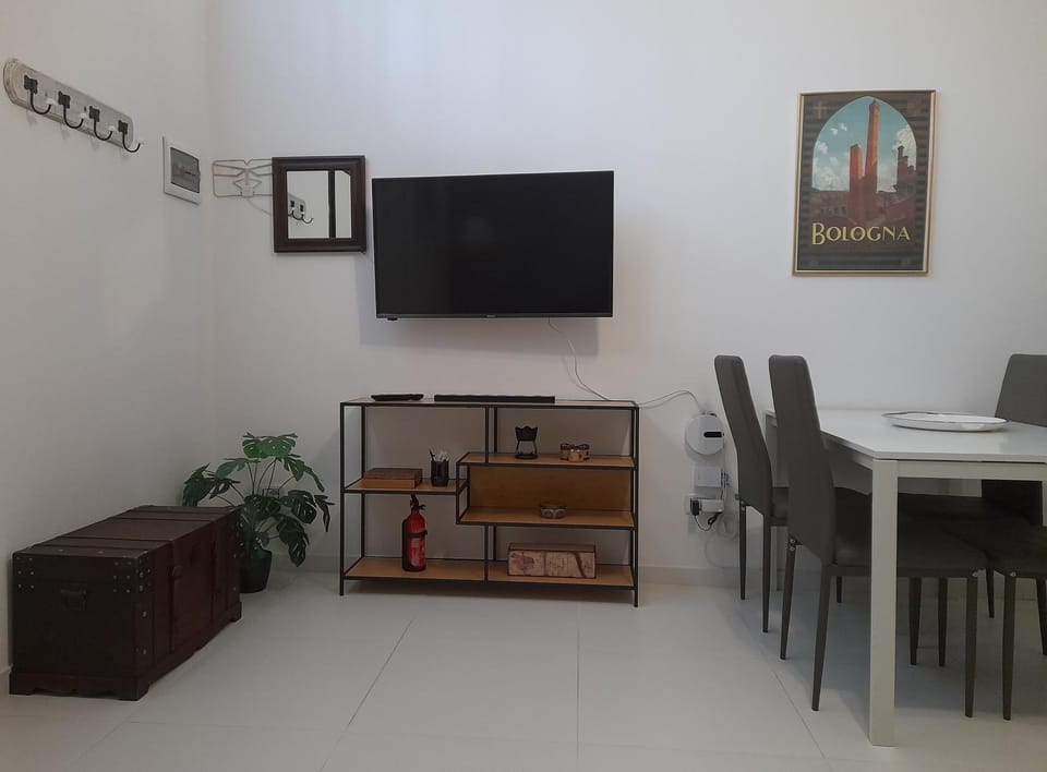TV and multimedia, Living room, Seating area, Dining area