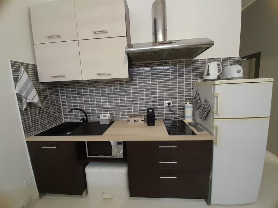 Coffee/tea facilities, Kitchen or kitchenette, stove, toaster