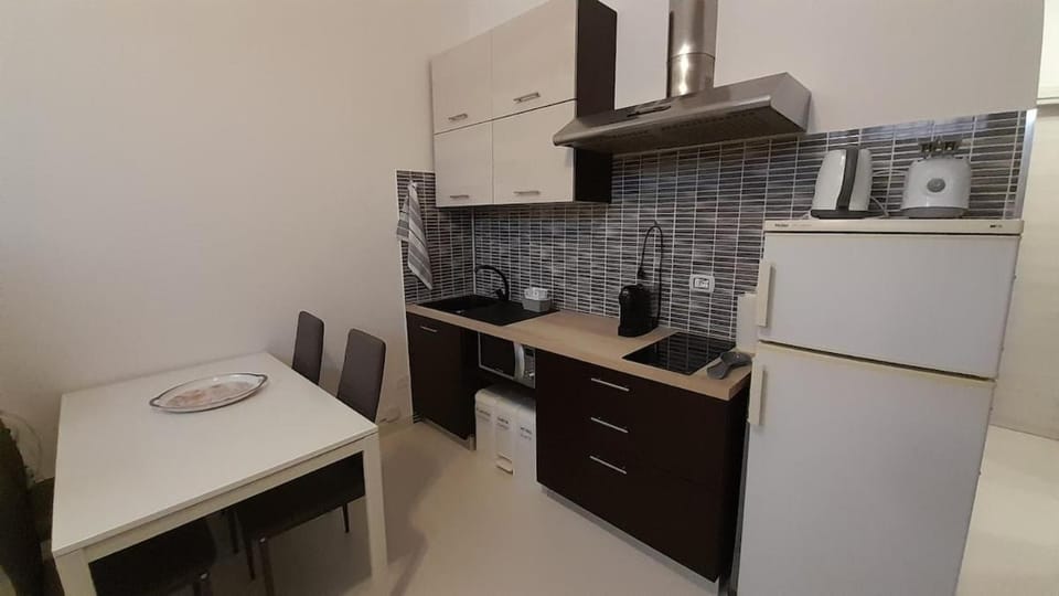 Kitchen or kitchenette, Dining area, stove, toaster