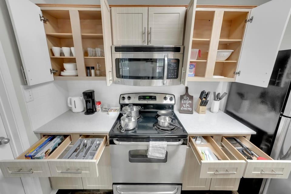 Coffee/tea facilities, Kitchen or kitchenette, dishwasher, stove, toaster