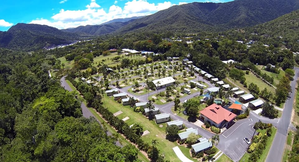 Bird's eye view, Garden, Tennis court, Hiking, Cycling, Entertainment, Location