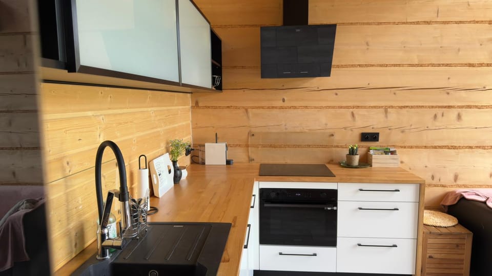 Coffee/tea facilities, Kitchen or kitchenette, stove