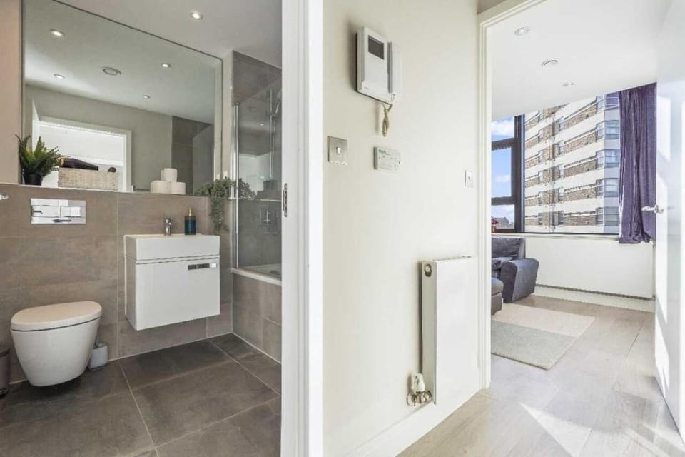 Shower, Toilet, Bathroom, towels