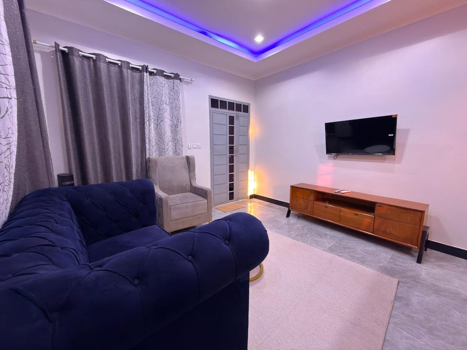 Communal lounge/ TV room, TV and multimedia, Living room, Seating area, Evening entertainment