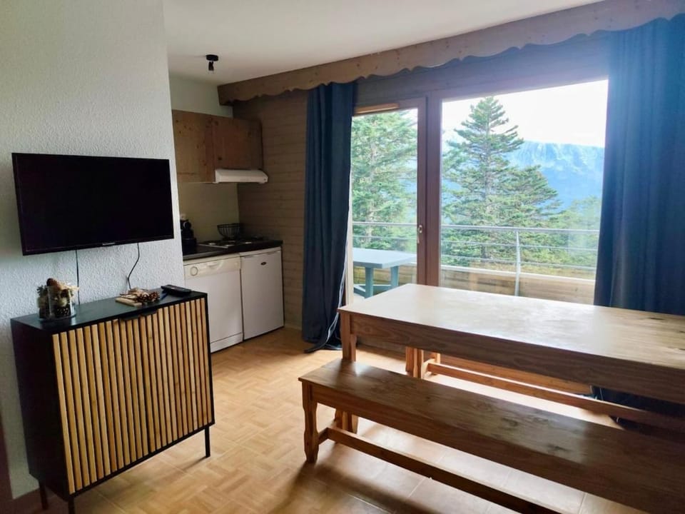 CHAMROUSSE 1750 - L'ECRIN DES NEIGES - 6 Personnes Apartment in Haute-Savoie