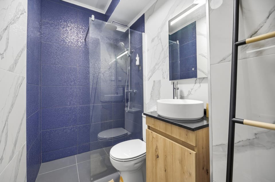 Shower, Toilet, Bathroom, towels
