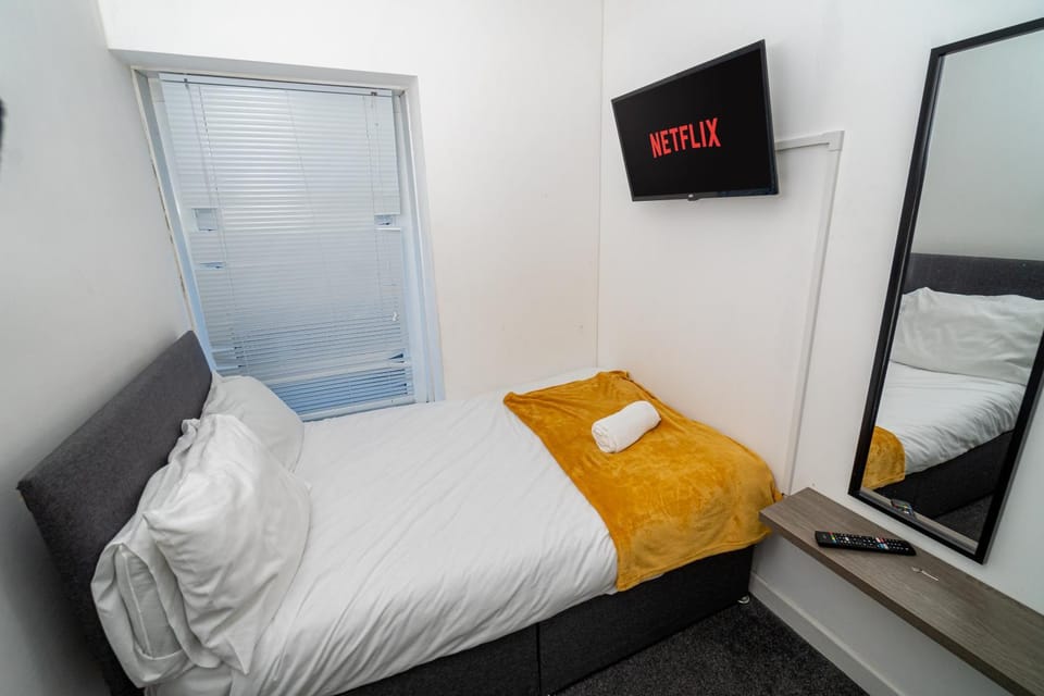 Bed, TV and multimedia, Bedroom, towels