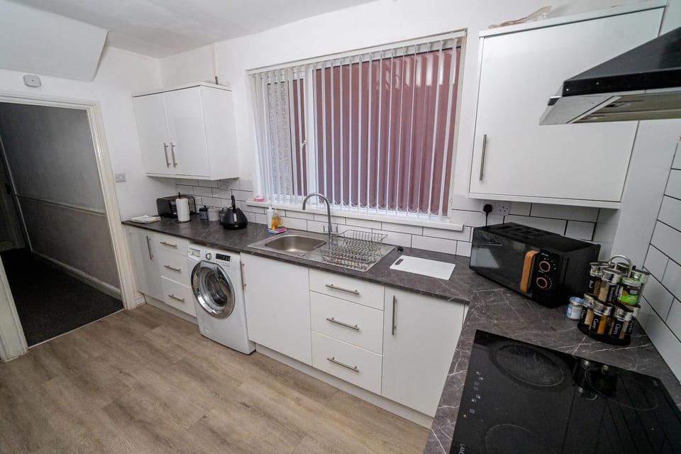 Coffee/tea facilities, Kitchen or kitchenette, dishwasher, oven, stove, toaster, washing machine