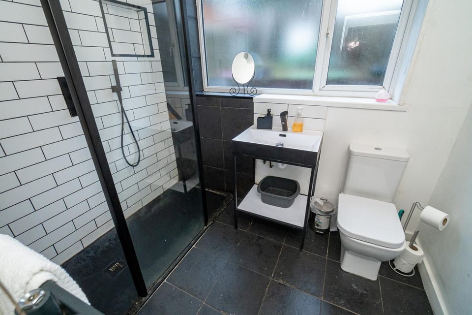 Shower, Toilet, Bathroom, towels