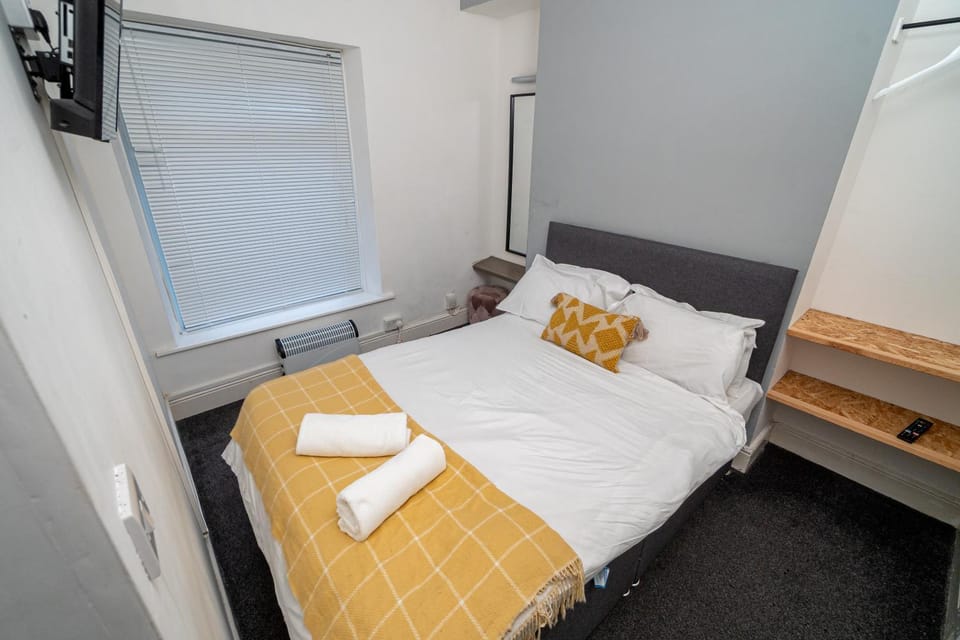 Bed, TV and multimedia, Photo of the whole room, Bedroom, towels